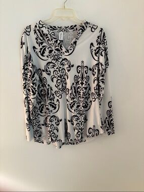 Women's Black & White Long Sleeve V-Neck Damask Top